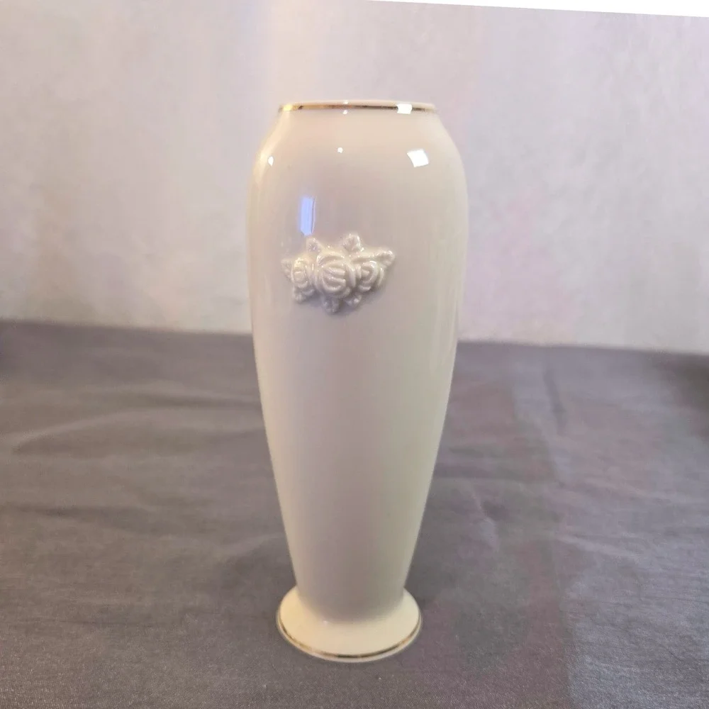 Lenox Cream Rose Bud Vase Gold Trim Handcrafted China‎ Decorative Accent